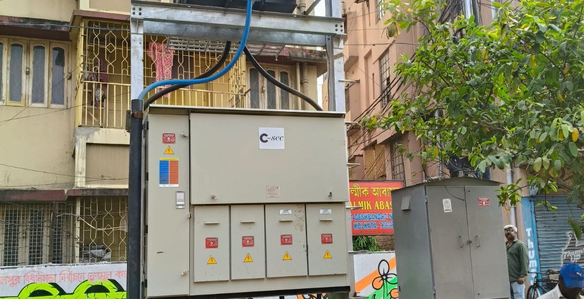 Electrical transformer and distribution installation